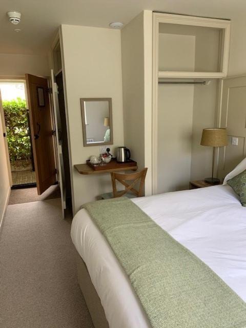 Отель The Coach And Horses Garsington Экстерьер фото